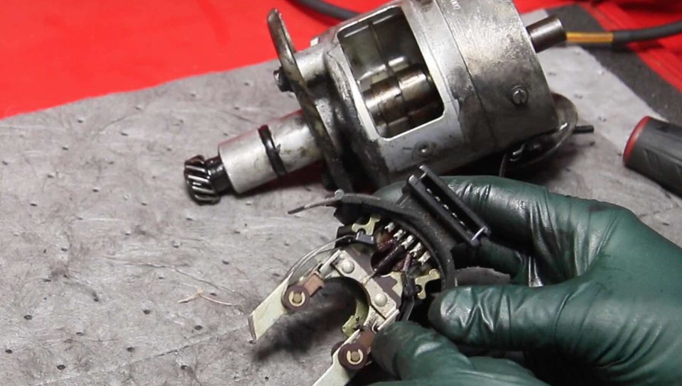 Early V8 Bosch DJetronic Ignition Distributor Inspection and Service